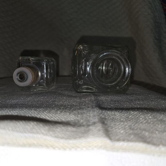 Vintage Glass Whiskey Decantur Art Deco Style Circular Pattern W/ Square Stopper - Picture 3 of 10